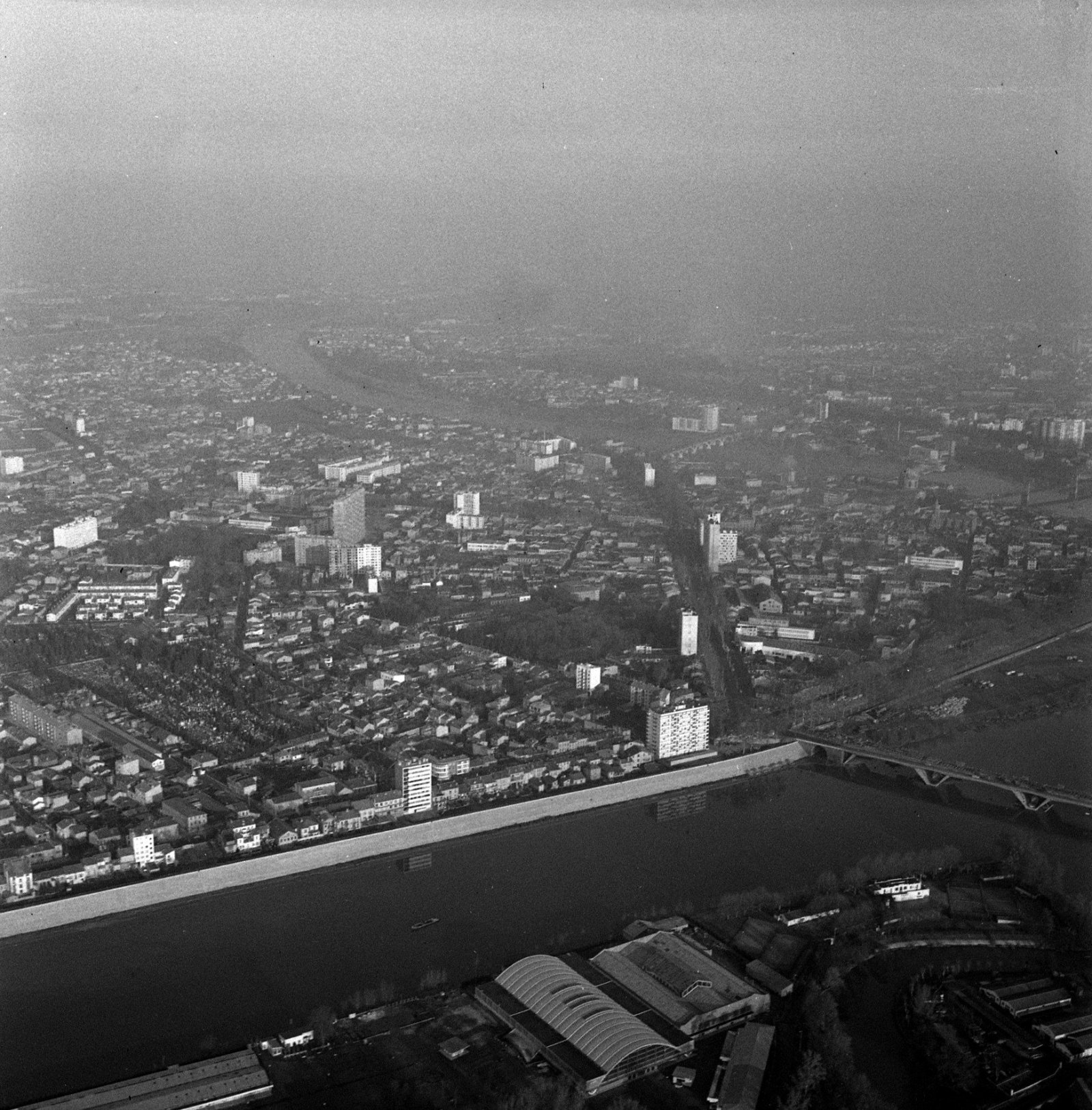 Vue aérienne du quartier Saint-Michel et de la Garonne (1961)